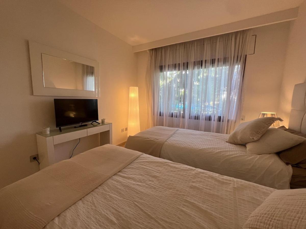 Te Huur 2 Slaapkamers Frontline Strand Complex Estepona Exterior photo